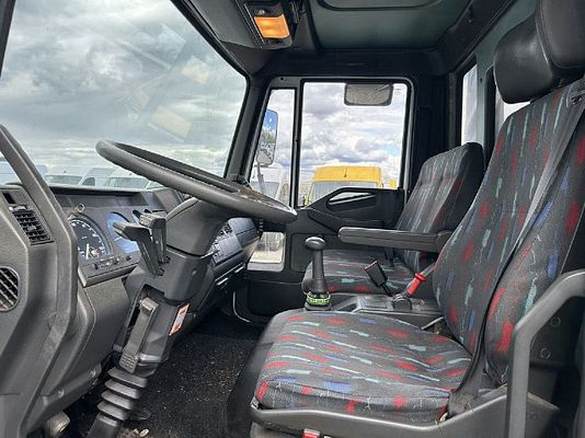 Vehicle image 13 / 19