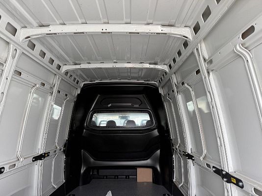 Vehicle image 9 / 15