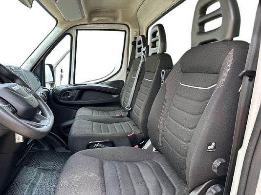 Vehicle image 9 / 12