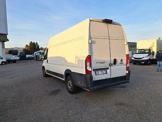 Vehicle image 8 / 12