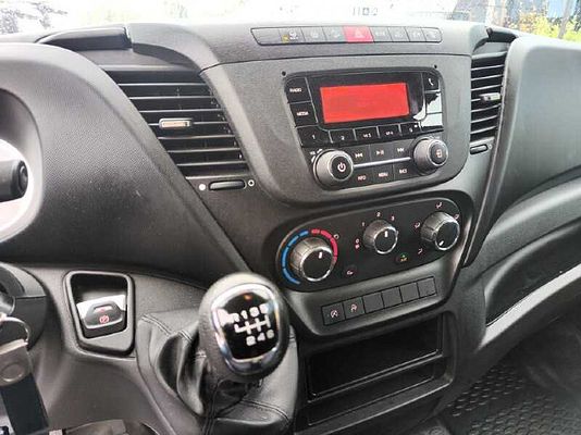 Vehicle image 8 / 9