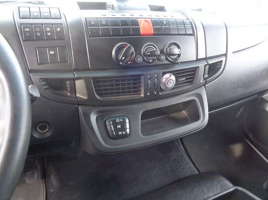 Vehicle image 14 / 18