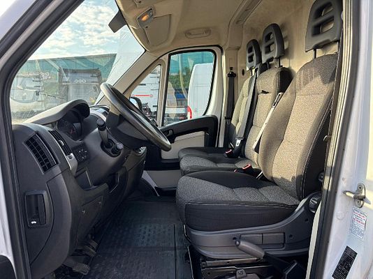 Vehicle image 8 / 14