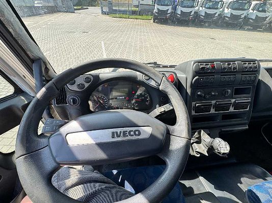 Vehicle image 12 / 13