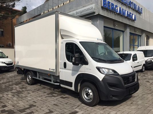 Vehicle image 1 / 9