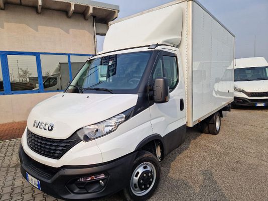 Vehicle image 2 / 12
