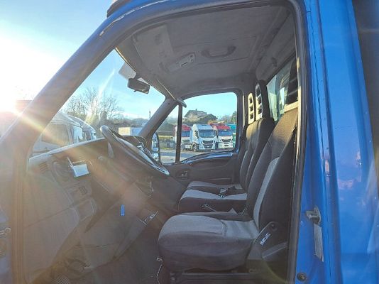 Vehicle image 12 / 16