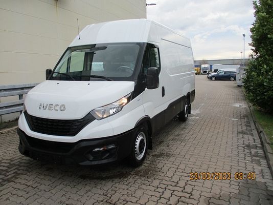Vehicle image 2 / 5