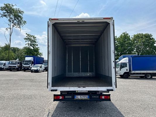 Vehicle image 7 / 12