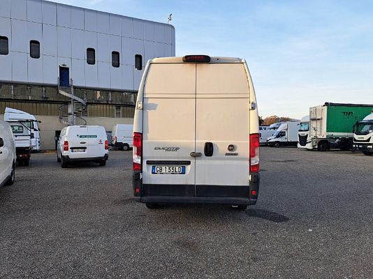 Vehicle image 7 / 12