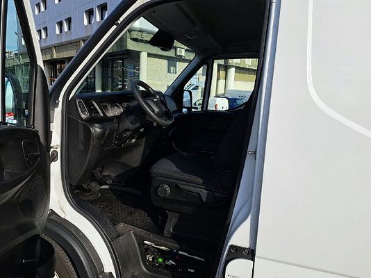 Vehicle image 11 / 15