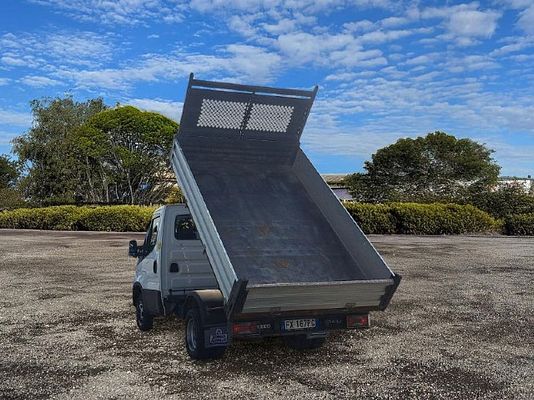 Vehicle image 9 / 15