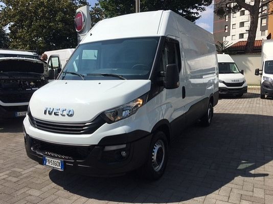 Vehicle image 3 / 9