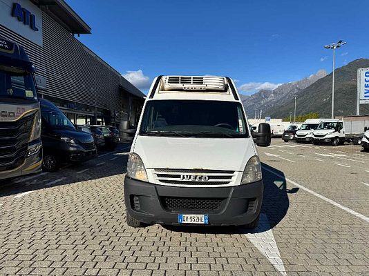 Vehicle image 8 / 12