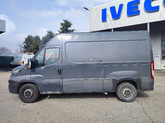 Vehicle image 2 / 10