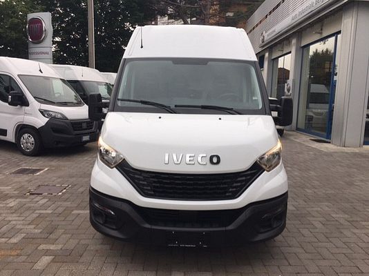 Vehicle image 2 / 10