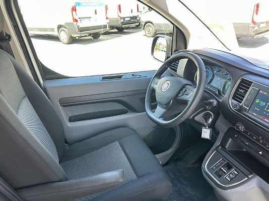Vehicle image 4 / 16