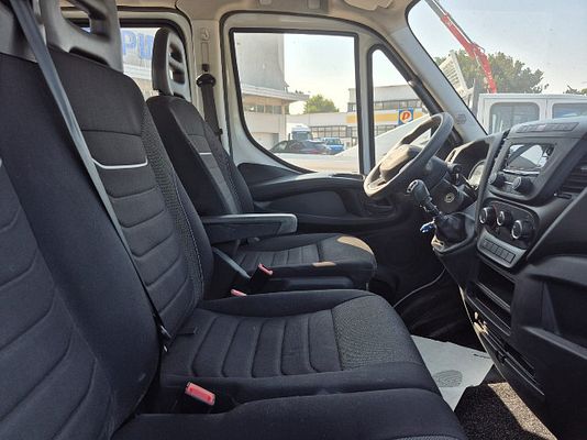 Vehicle image 4 / 6