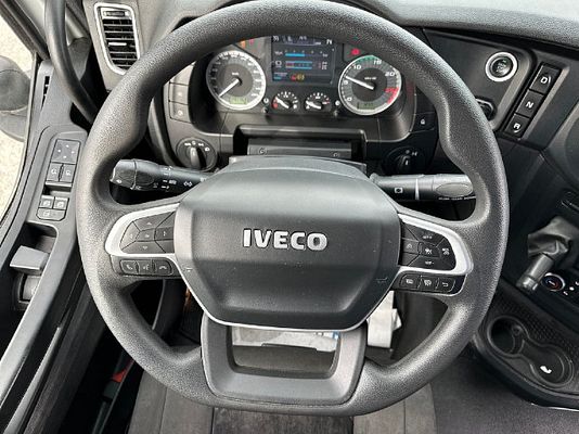 Vehicle image 11 / 16