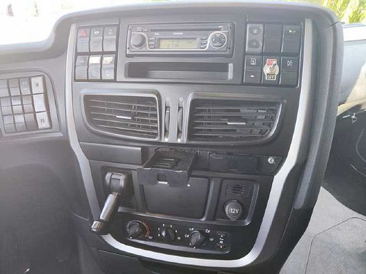 Vehicle image 9 / 14