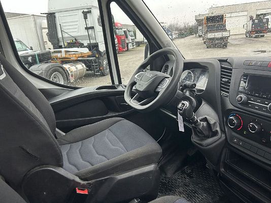 Vehicle image 4 / 15