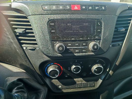 Vehicle image 7 / 9