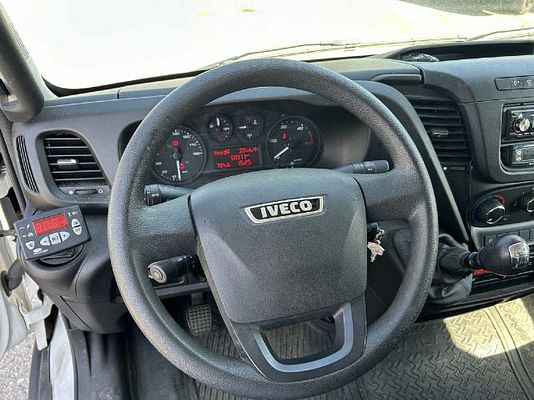 Vehicle image 15 / 19
