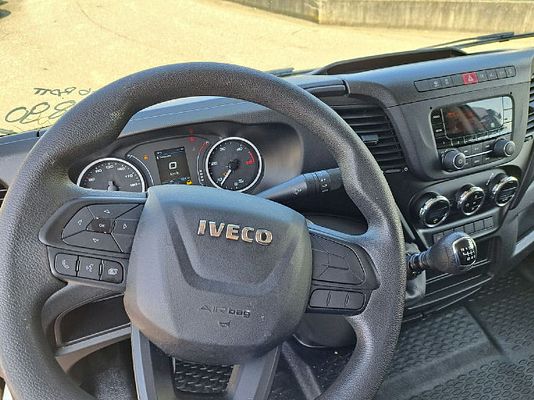 Vehicle image 12 / 15