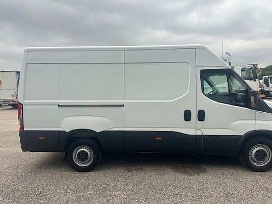 Vehicle image 12 / 19