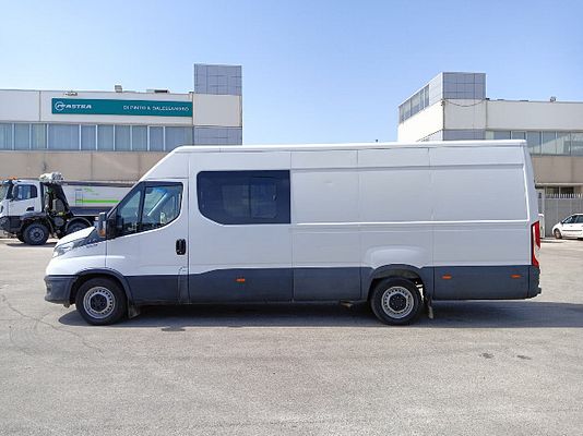 Vehicle image 3 / 7