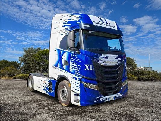 Vehicle image 2 / 17