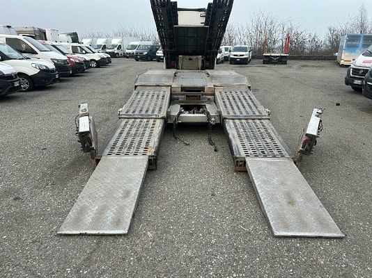 Vehicle image 16 / 24