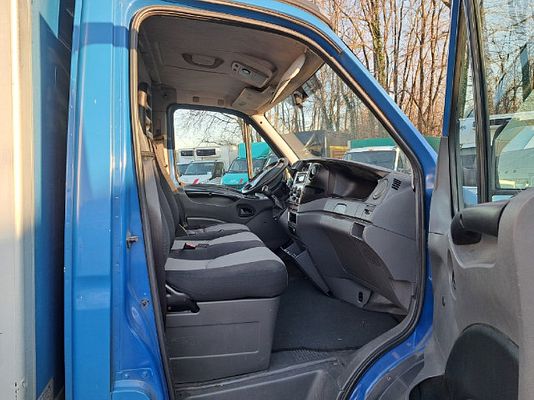 Vehicle image 3 / 16