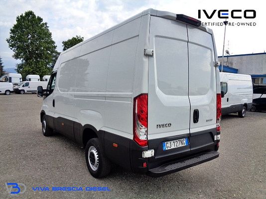 Vehicle image 7 / 15