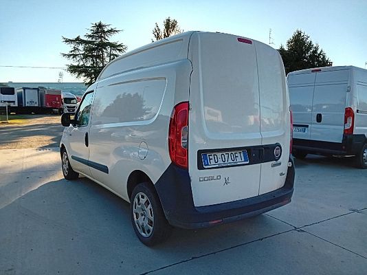 Vehicle image 4 / 12
