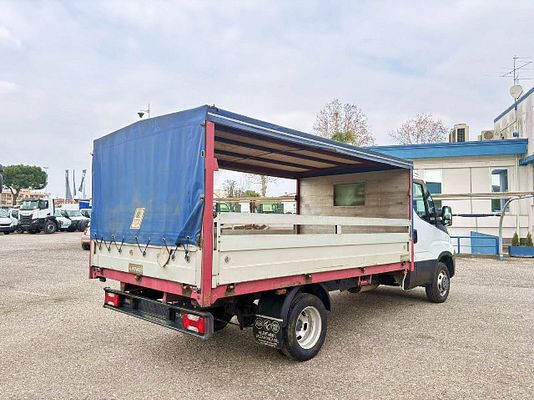 Vehicle image 4 / 15