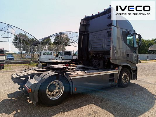 Vehicle image 3 / 5