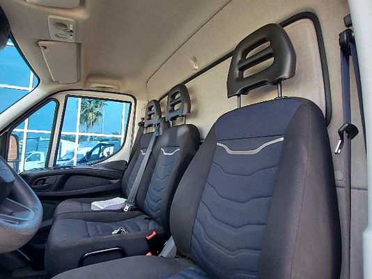 Vehicle image 7 / 8
