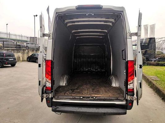 Vehicle image 5 / 9