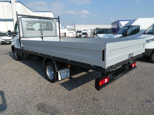 Vehicle image 4 / 14