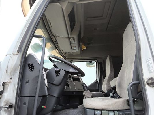 Vehicle image 8 / 13