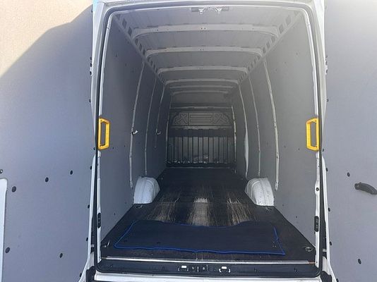 Vehicle image 9 / 18