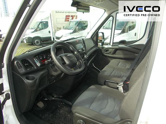 Vehicle image 7 / 13