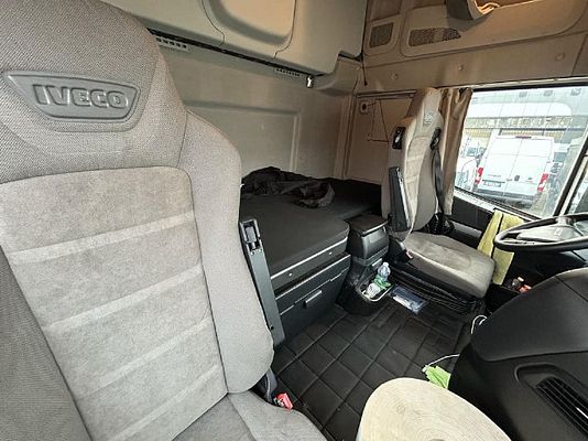 Vehicle image 3 / 24