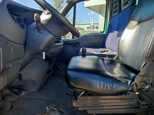 Vehicle image 8 / 9