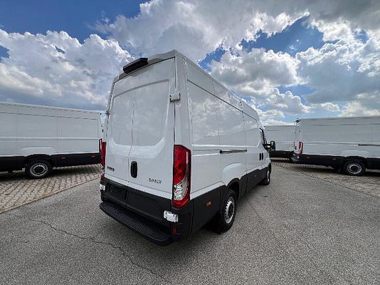 Vehicle image 6 / 13