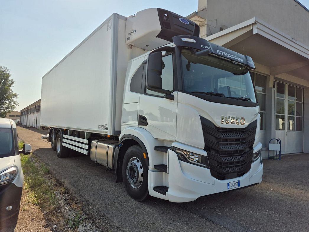 IVECO | MOTRICE FRIGORIFERA CON SPONDA RETRATTILE DHOLLAND