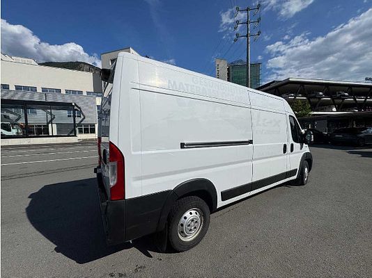 Vehicle image 3 / 8