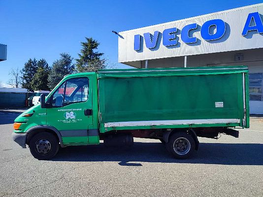 Vehicle image 2 / 9