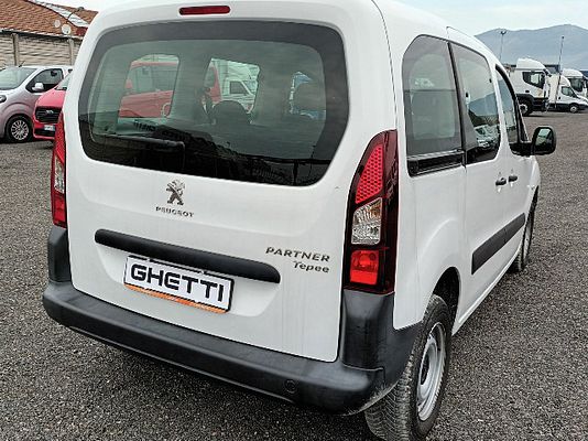 Vehicle image 3 / 5